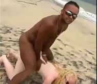 Putaria na praia de nudismo gozando na bunda da branquinha
