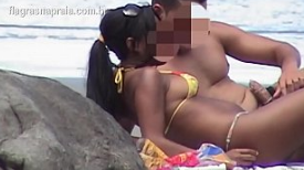 Meninas nuas na praia chupando um caralho